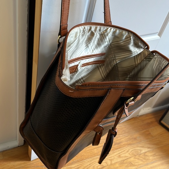 London Fog large black and tan simulated leather travel bag. - Picture 3 of 4